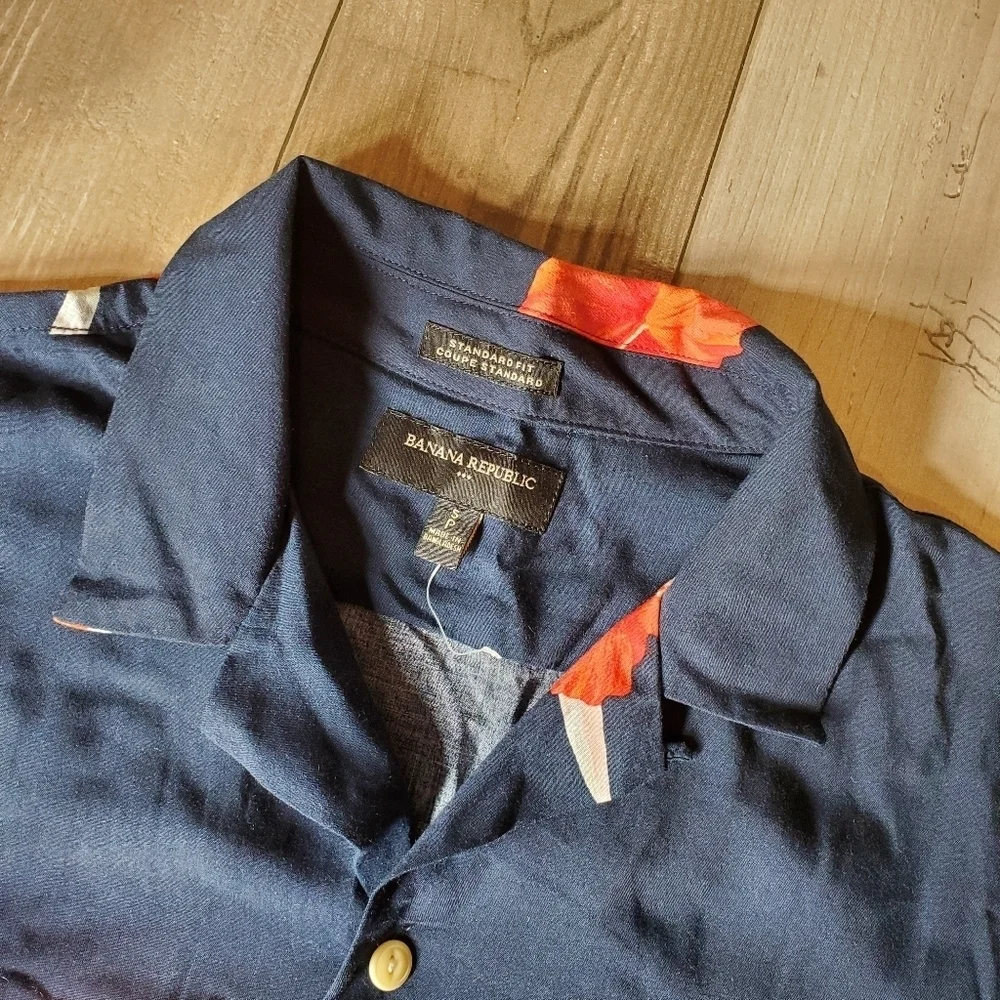 NWT BANANA REPUBLIC Men's Standard Fit Rayon Vacation Shirt Size Small Blue